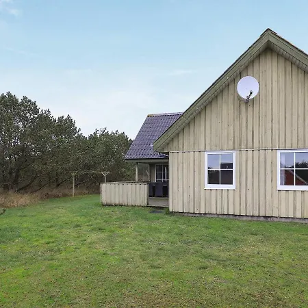 Three-bedroom Holiday In 79 *