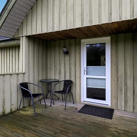 Three-bedroom Holiday In 79 *