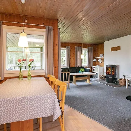 Three-bedroom Holiday In 79
